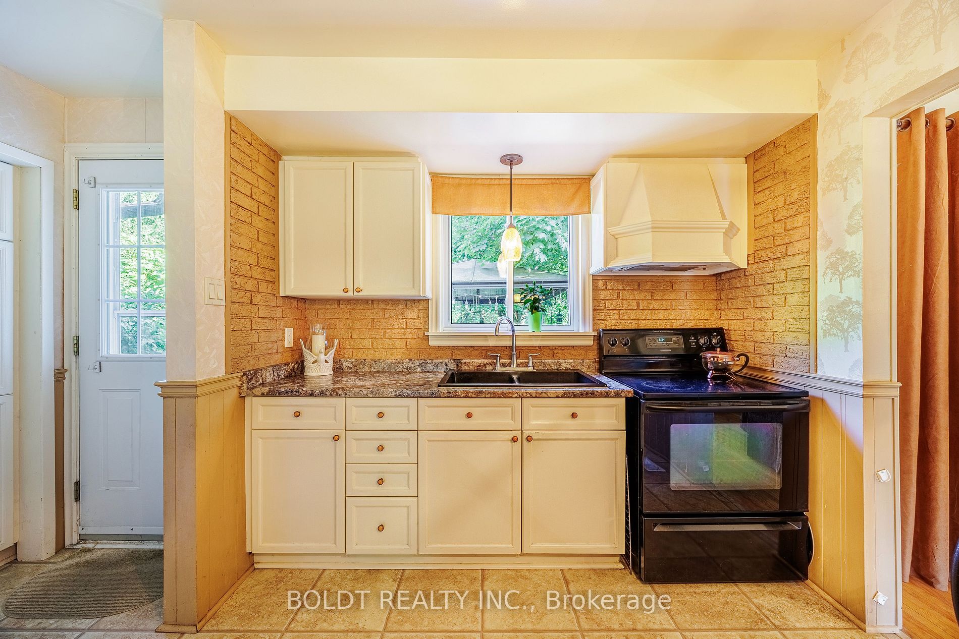 275 Pine Dr
