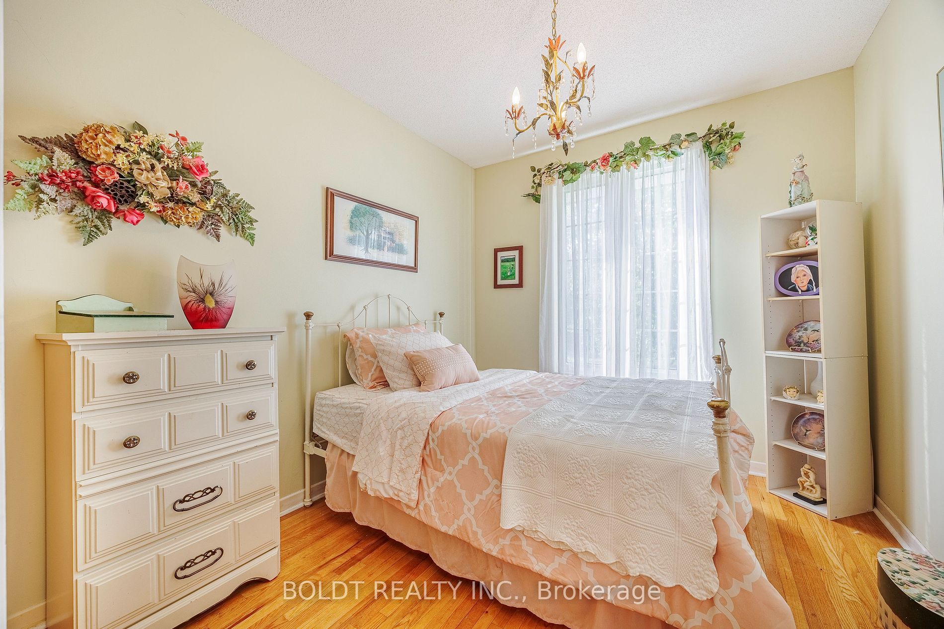 275 Pine Dr