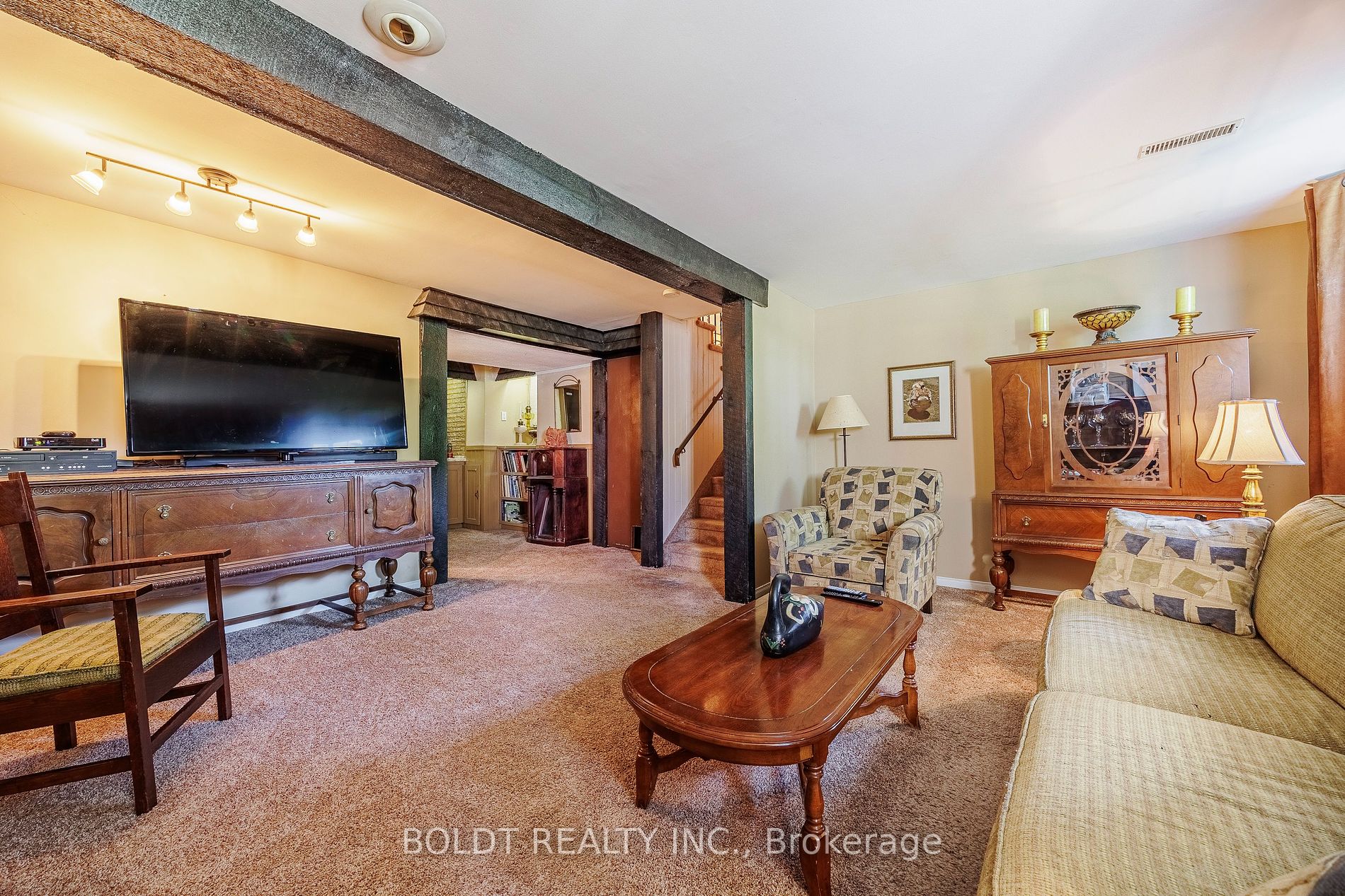 275 Pine Dr