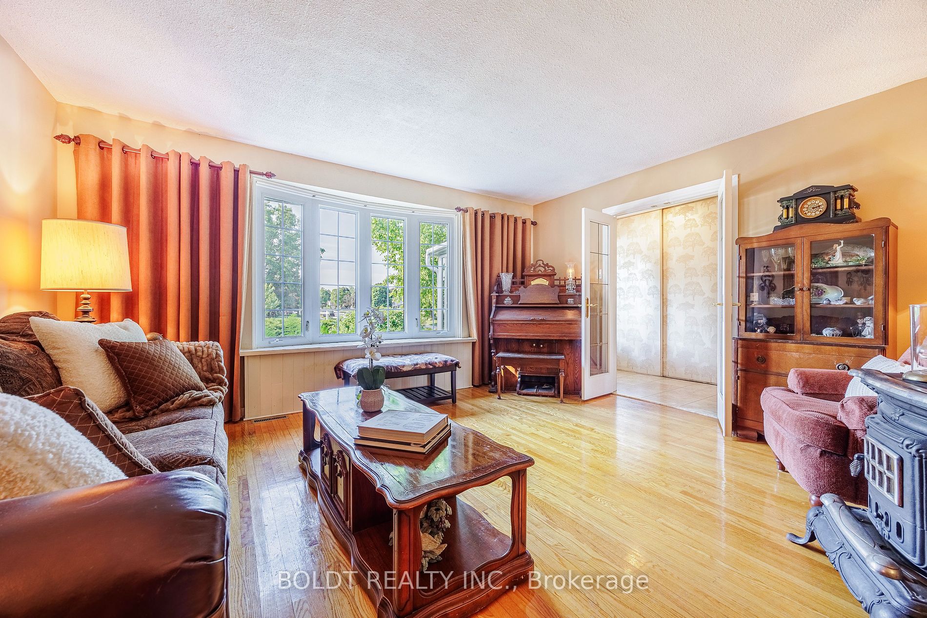 275 Pine Dr