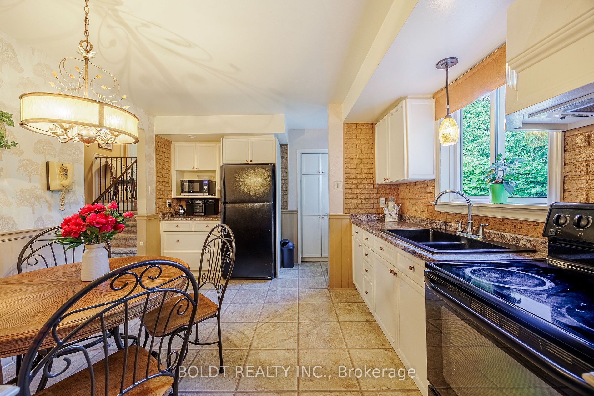 275 Pine Dr