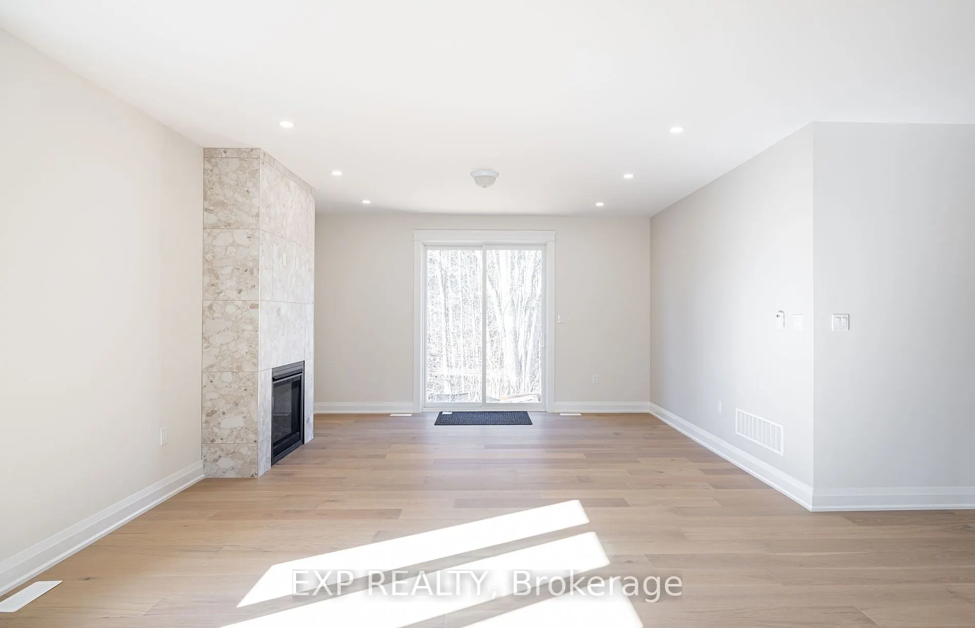 8 Alexander St