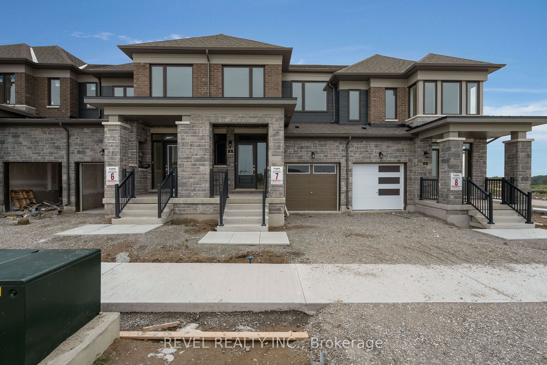 4 ROCHESTER Drive