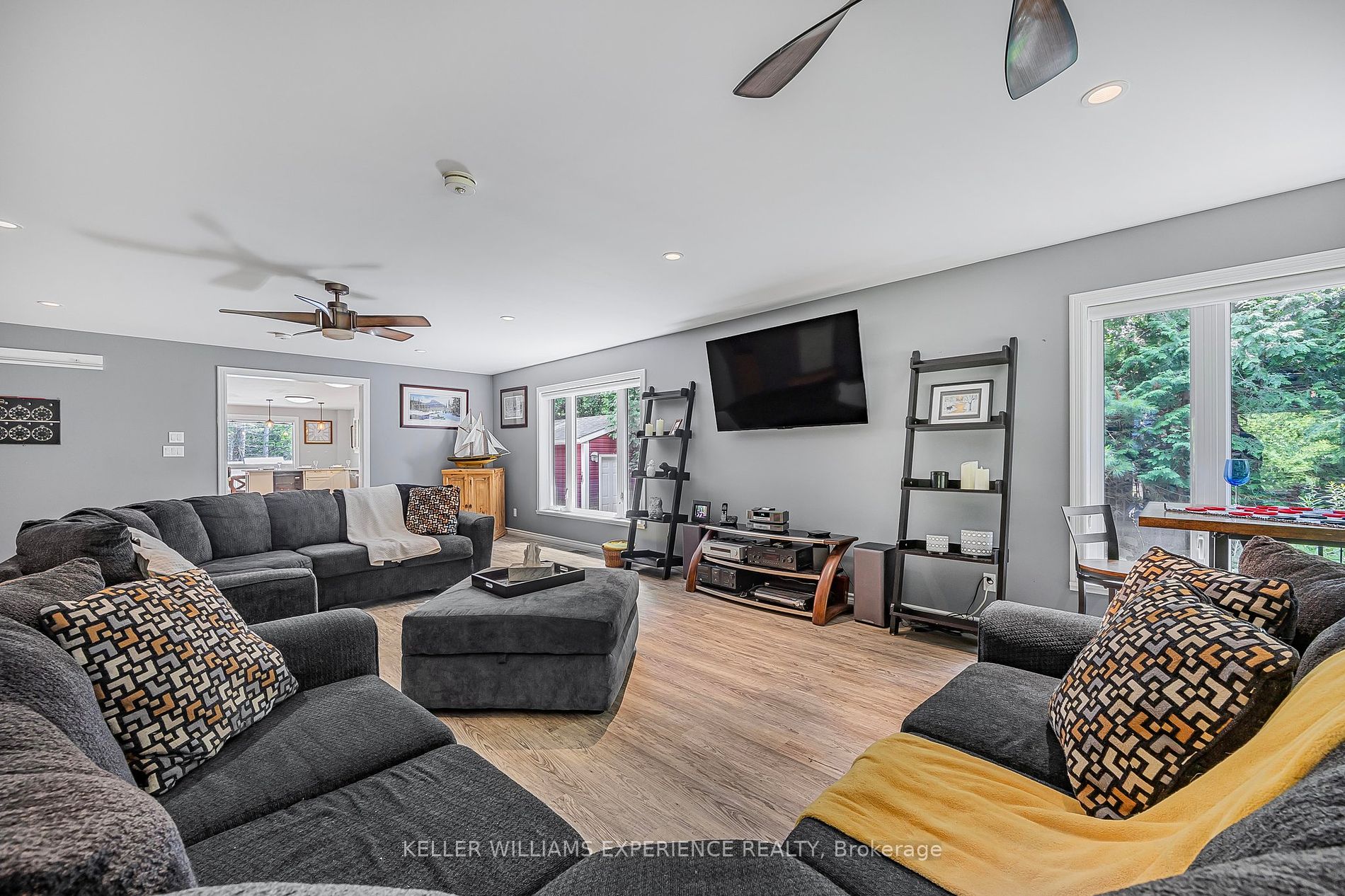 10 Bayside Ave