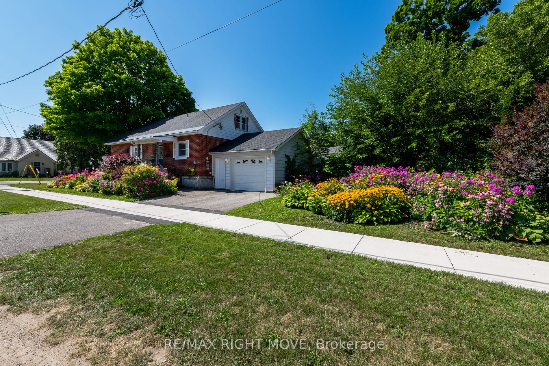 328 Colborne Street W