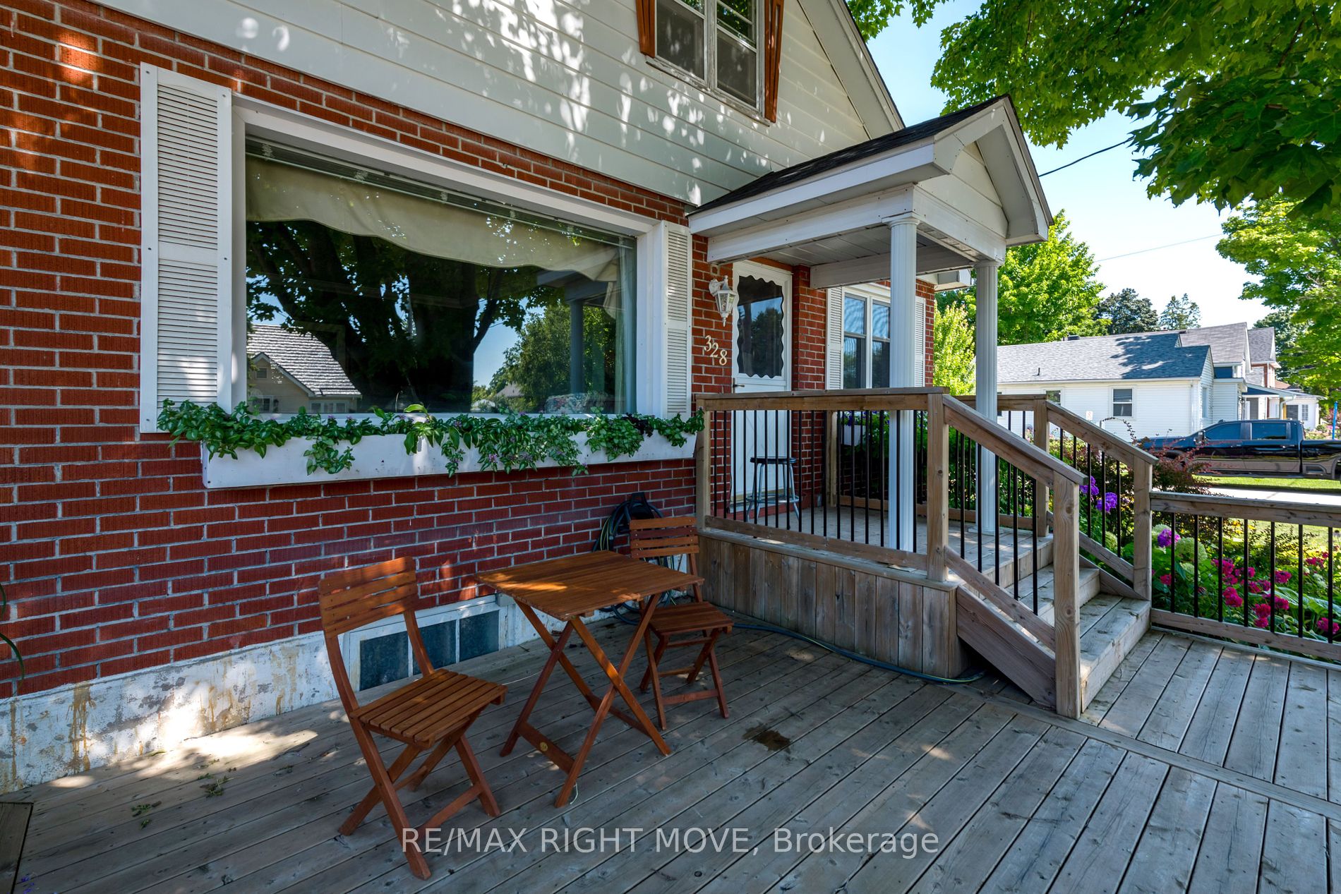 328 Colborne Street W