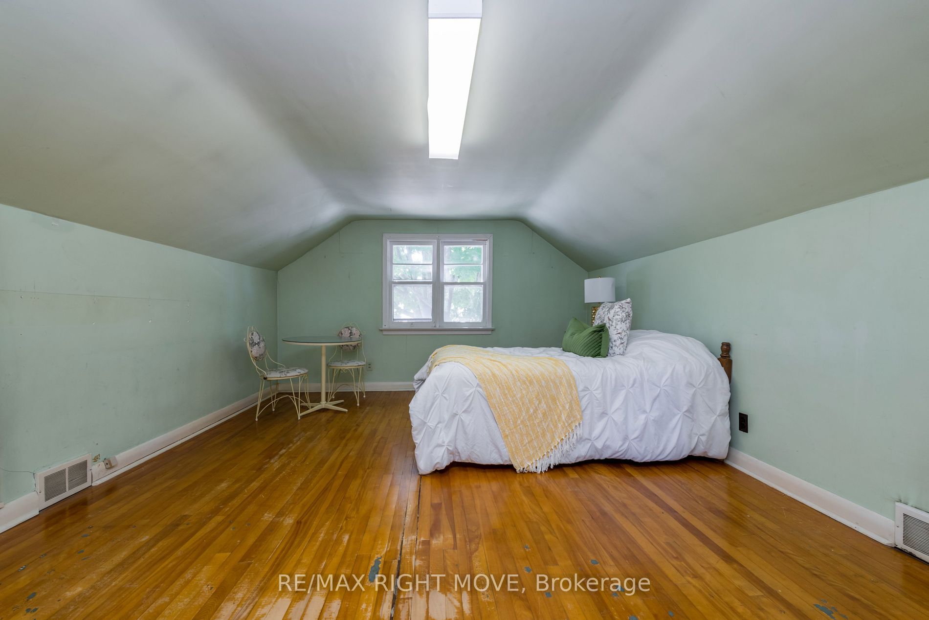 328 Colborne Street W