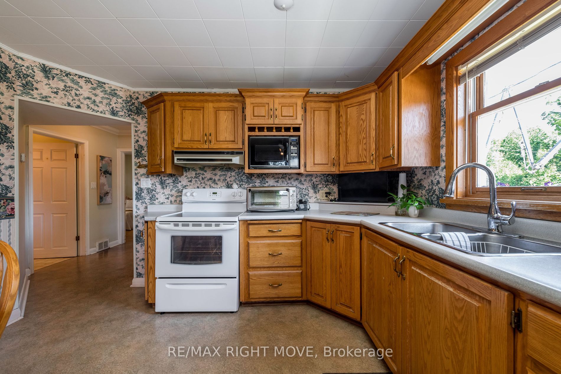 328 Colborne Street W
