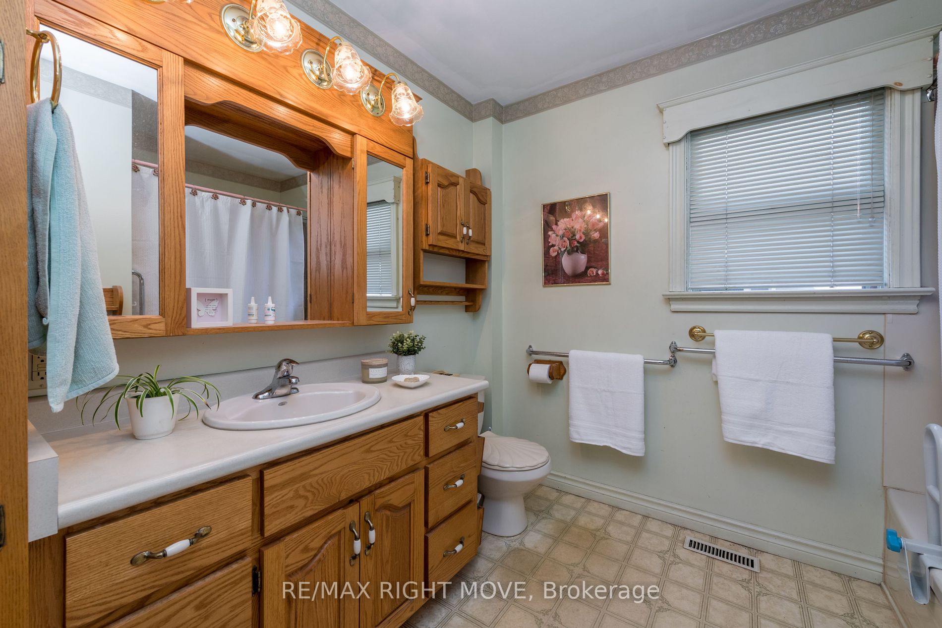 328 Colborne Street W