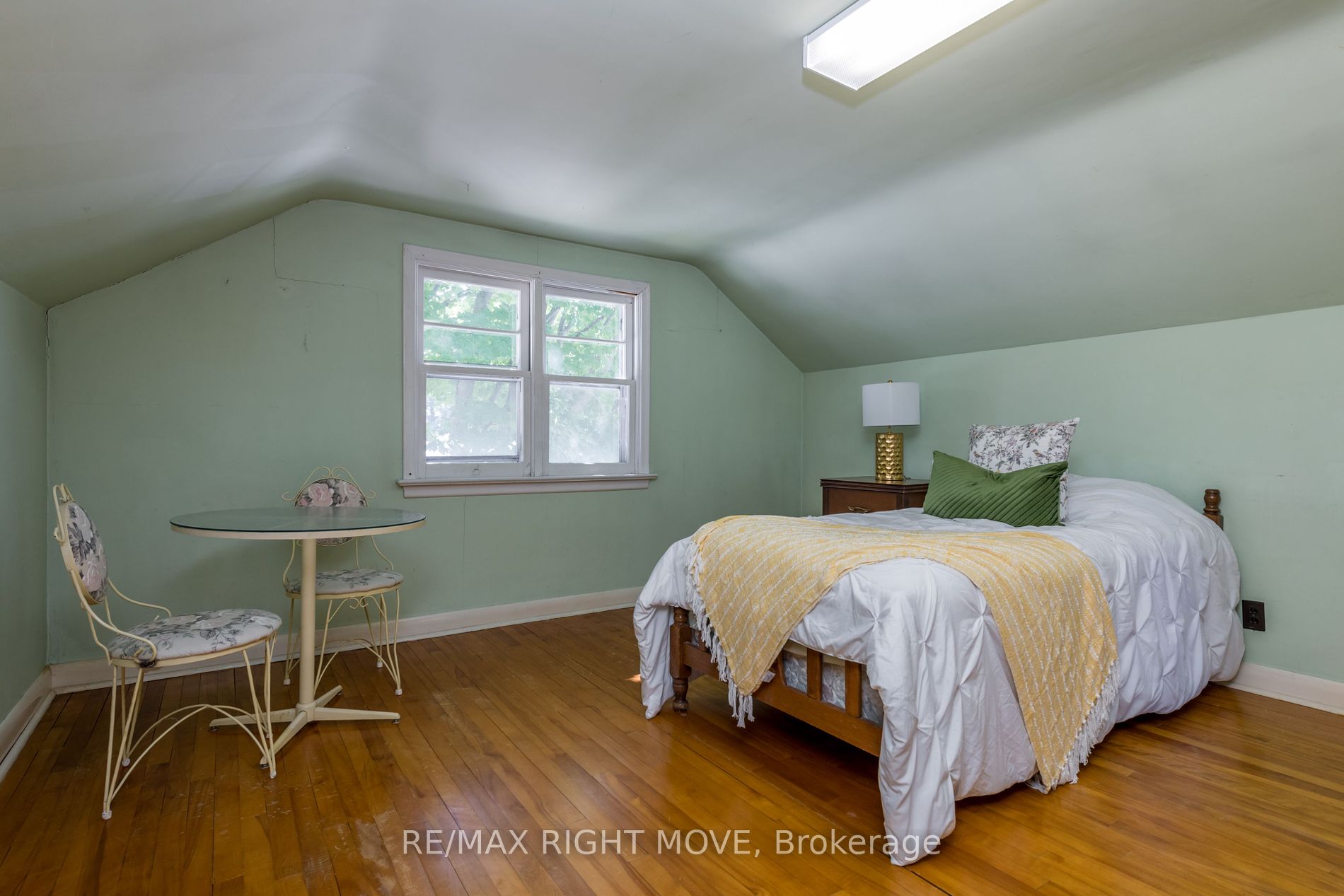 328 Colborne Street W