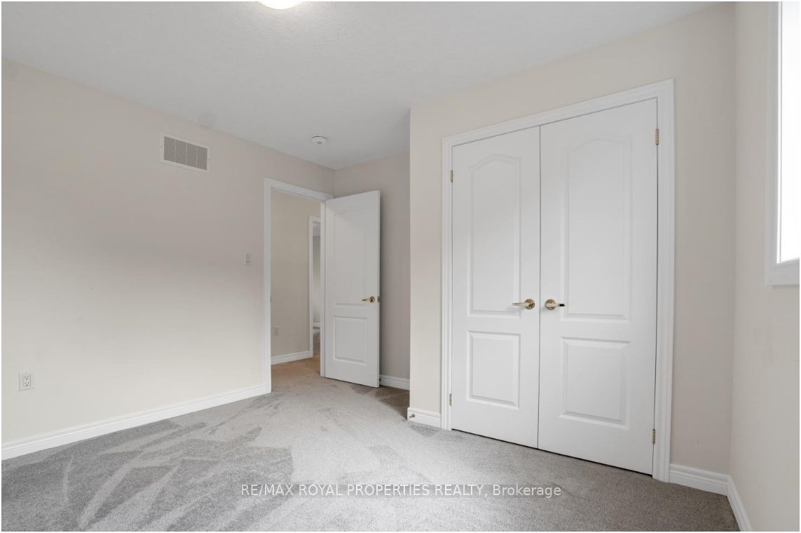 8 Rowland St