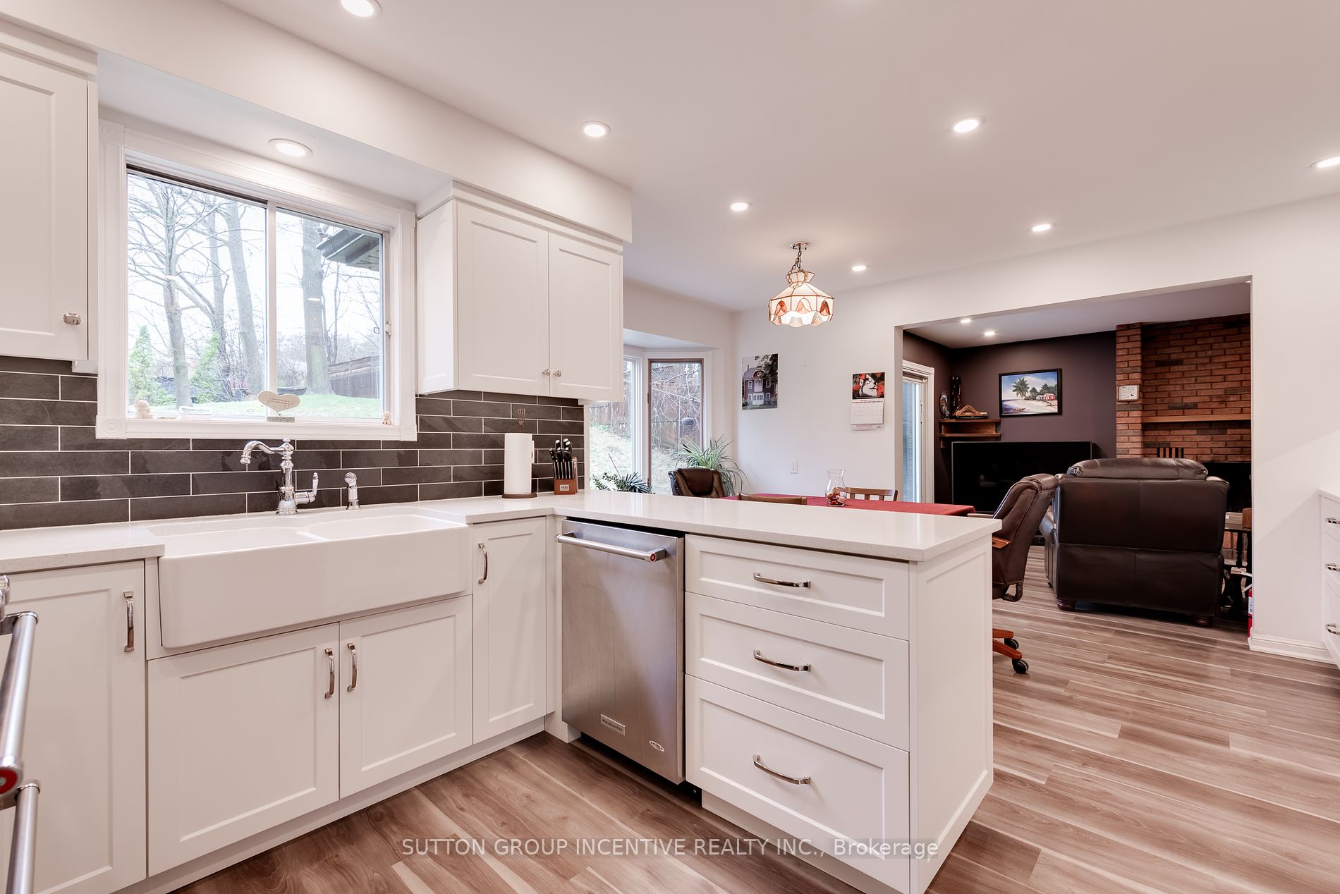 18 Valley Dr