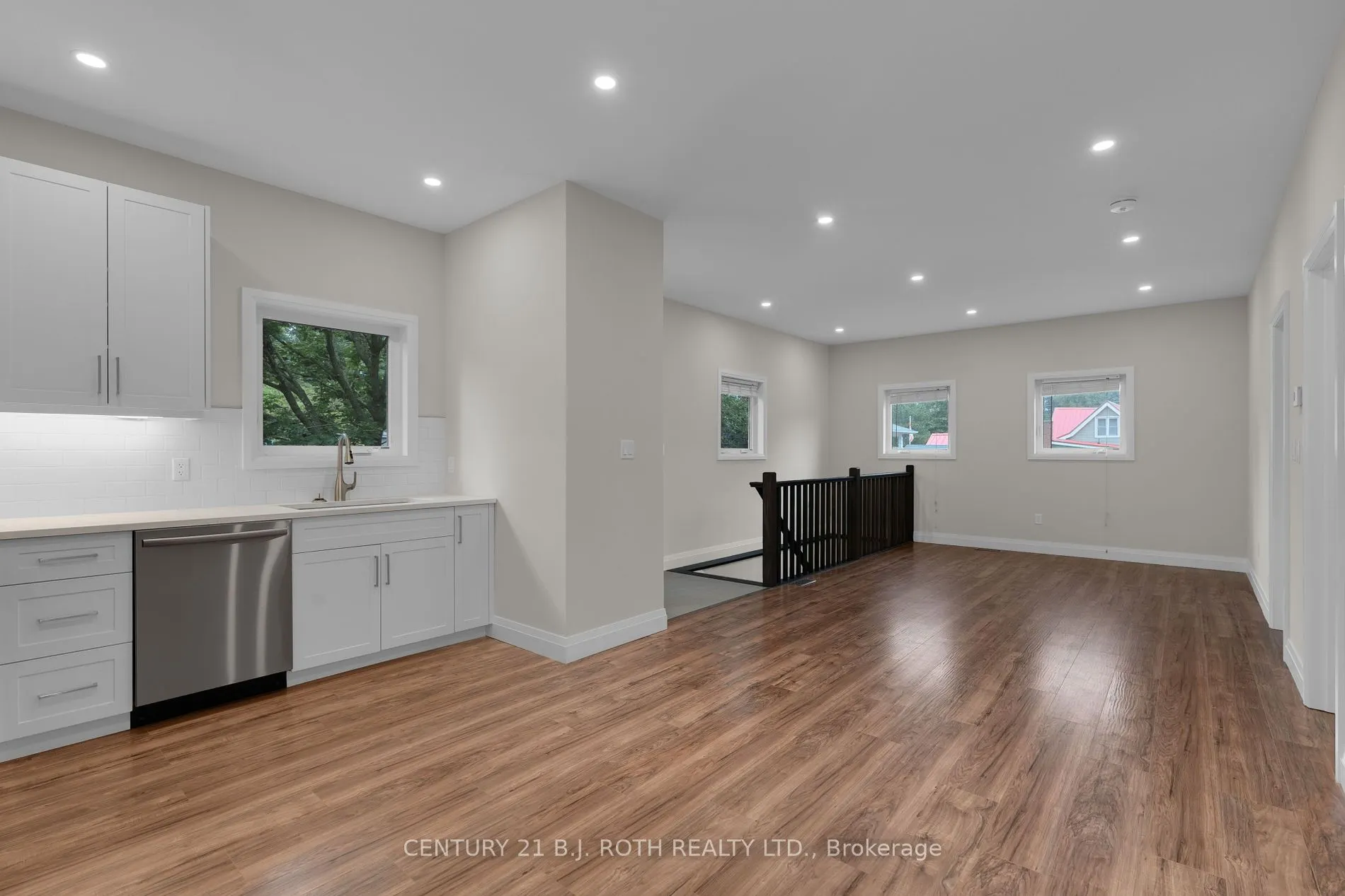 369 Mississaga St W
