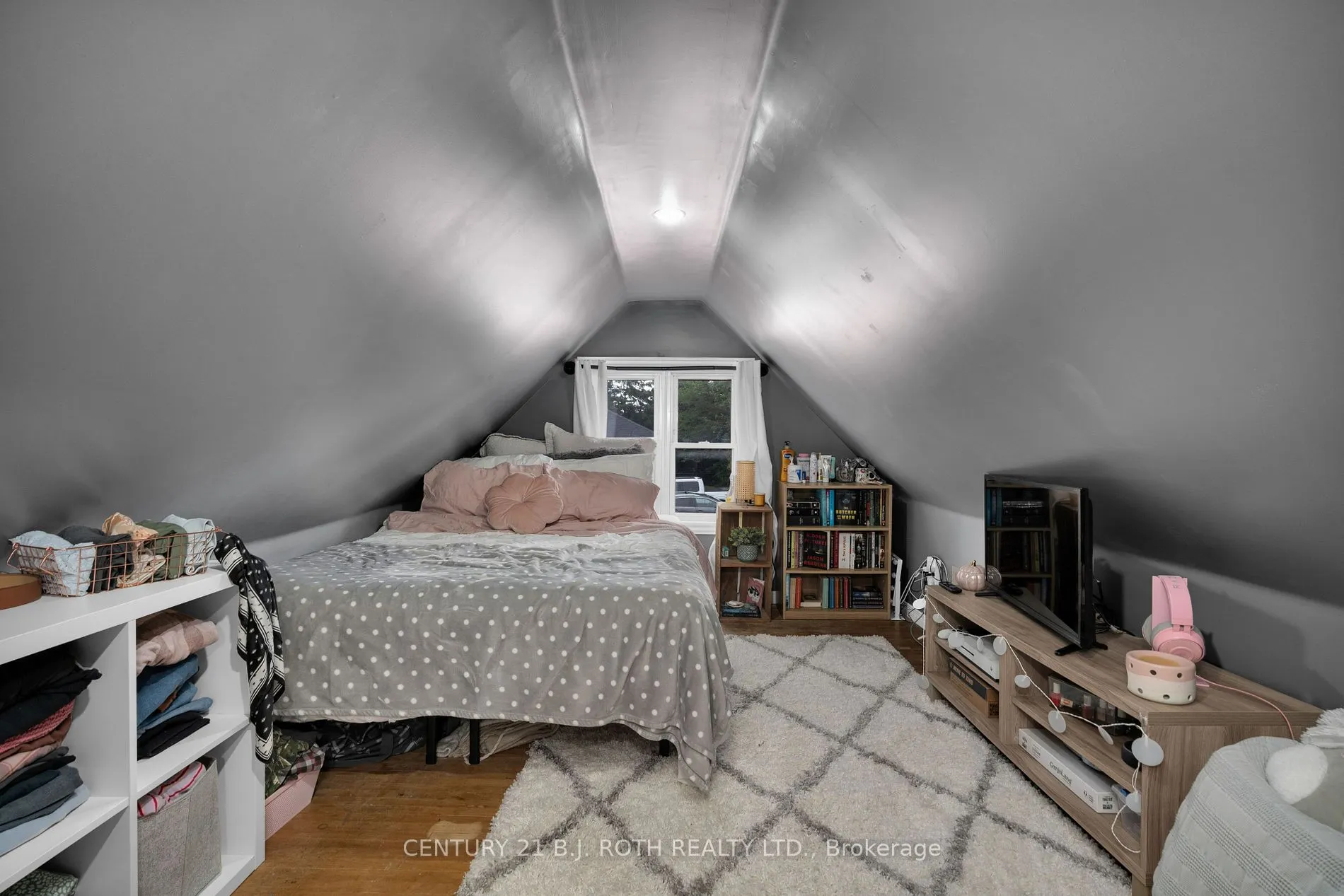 369 Mississaga St W