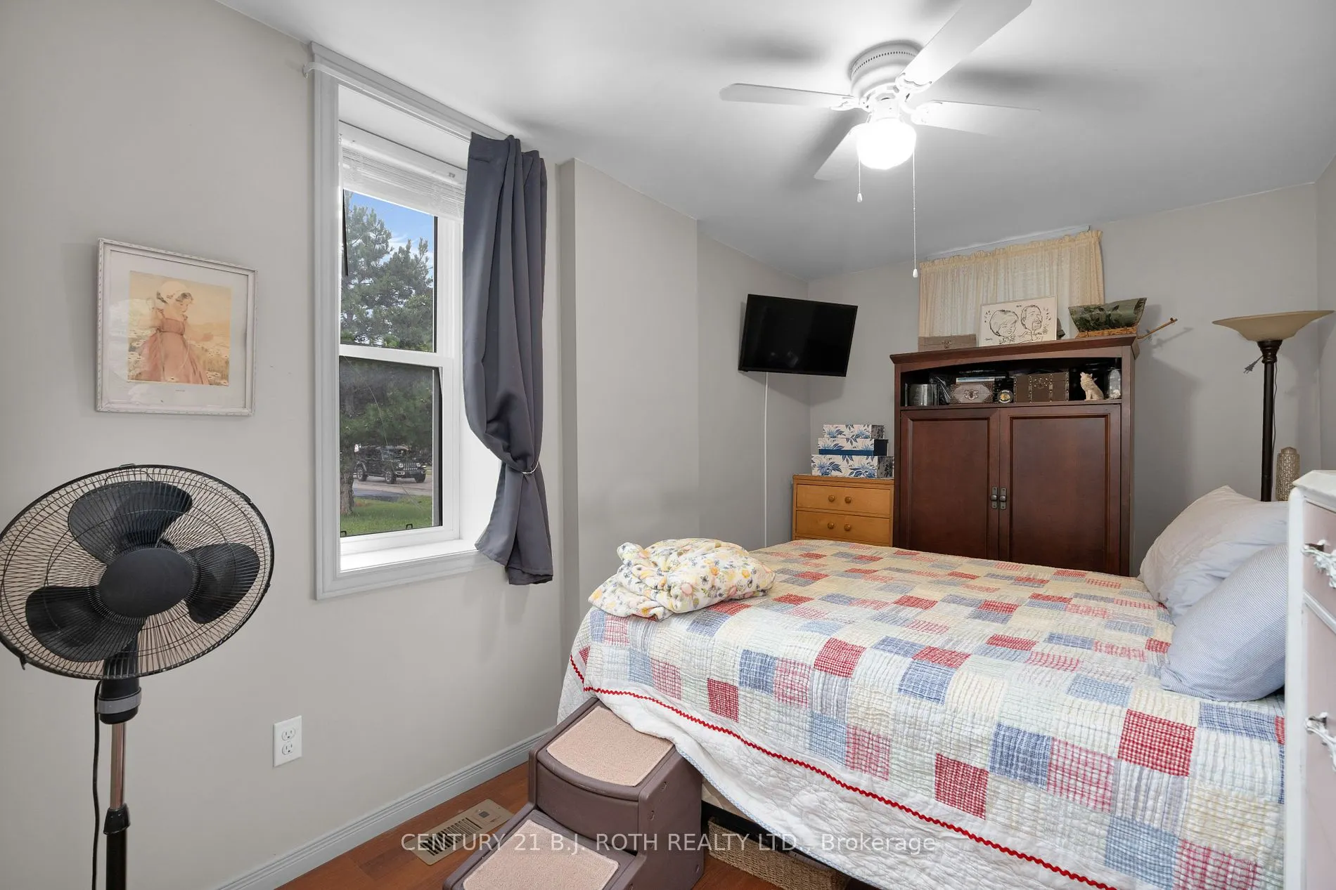 369 Mississaga St W