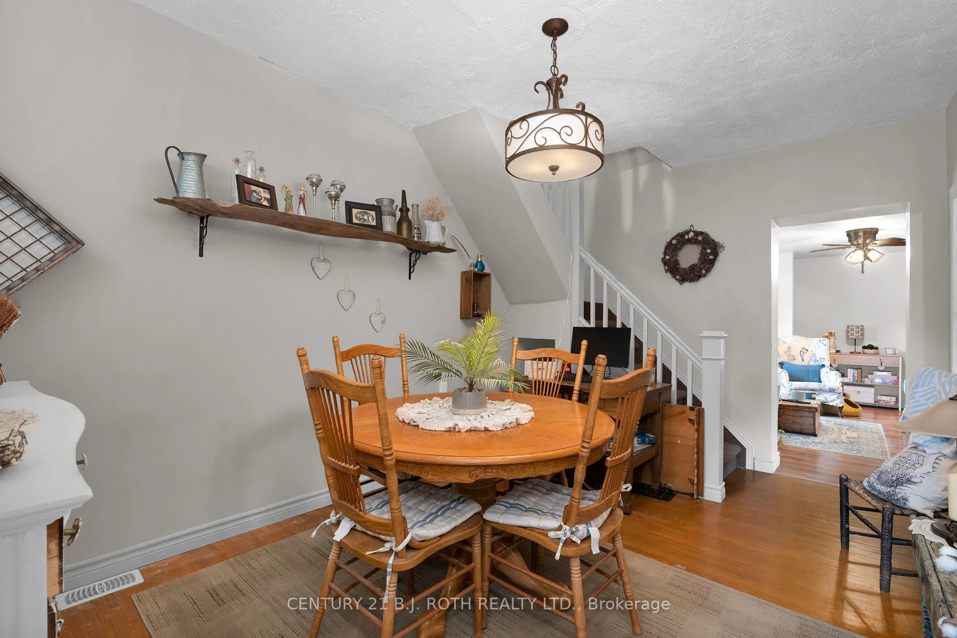 369 Mississaga St W