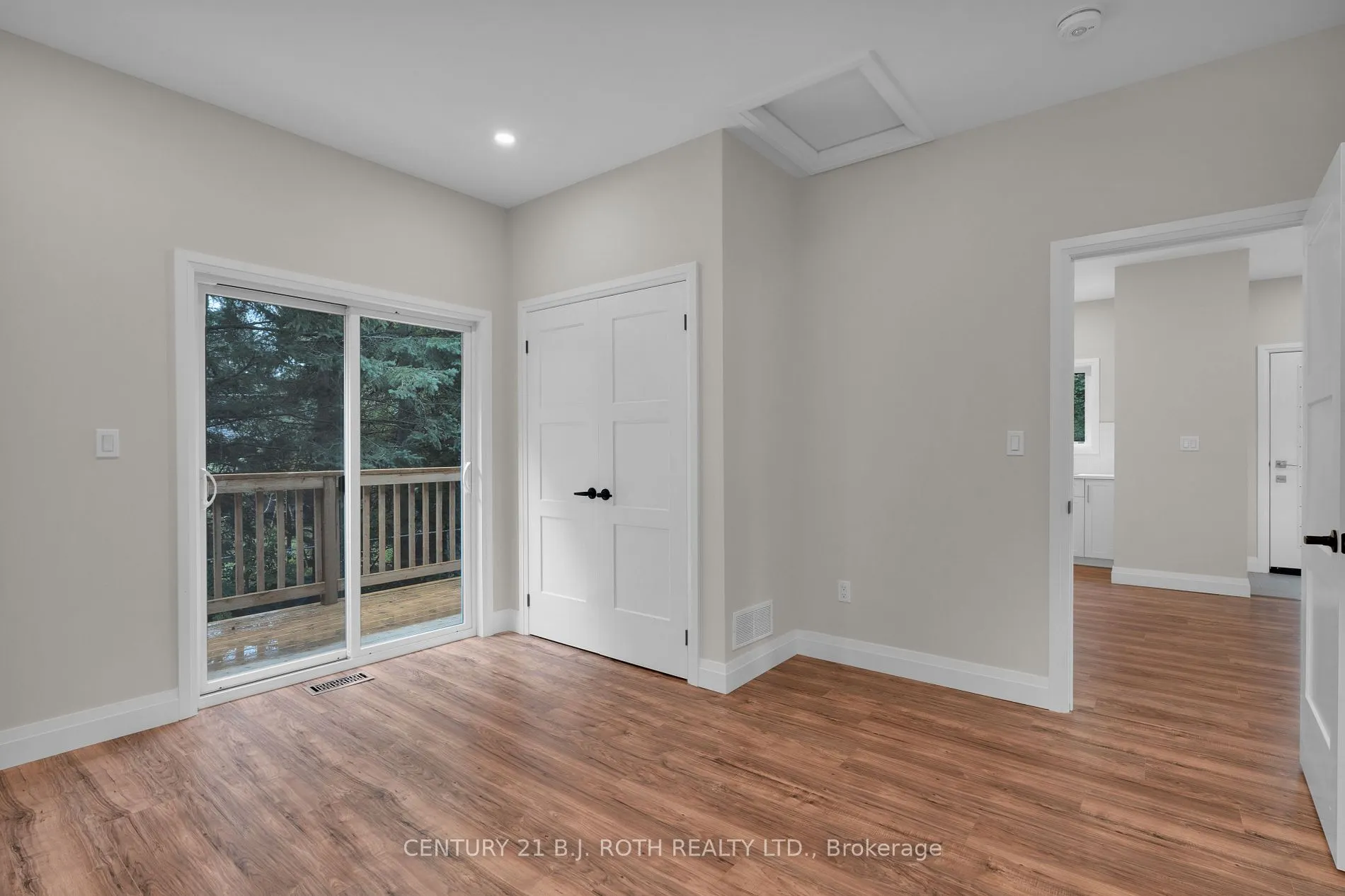 369 Mississaga St W