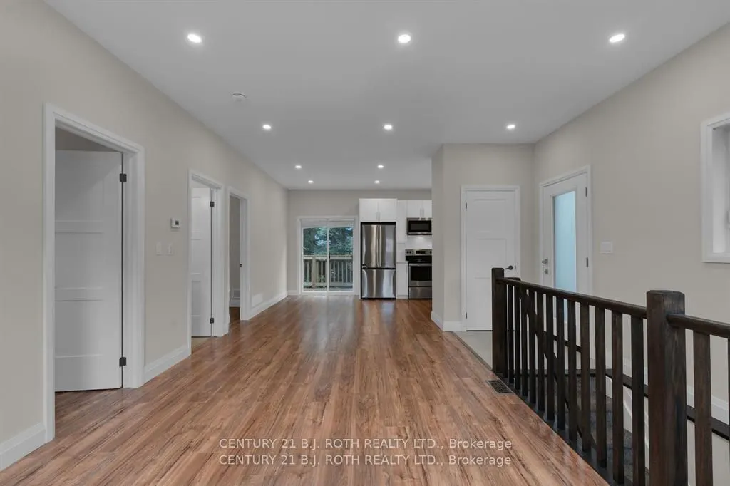 369 Mississaga St W