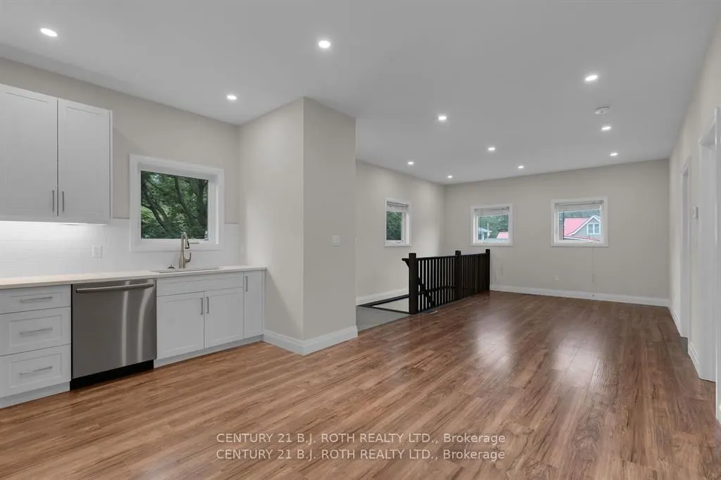 369 Mississaga St W