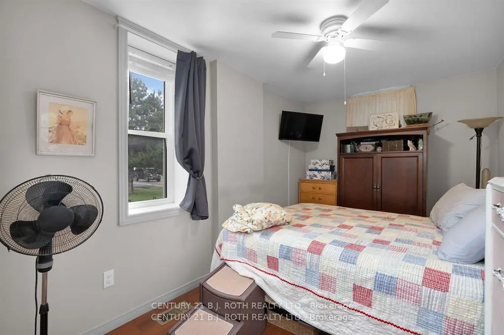369 Mississaga St W