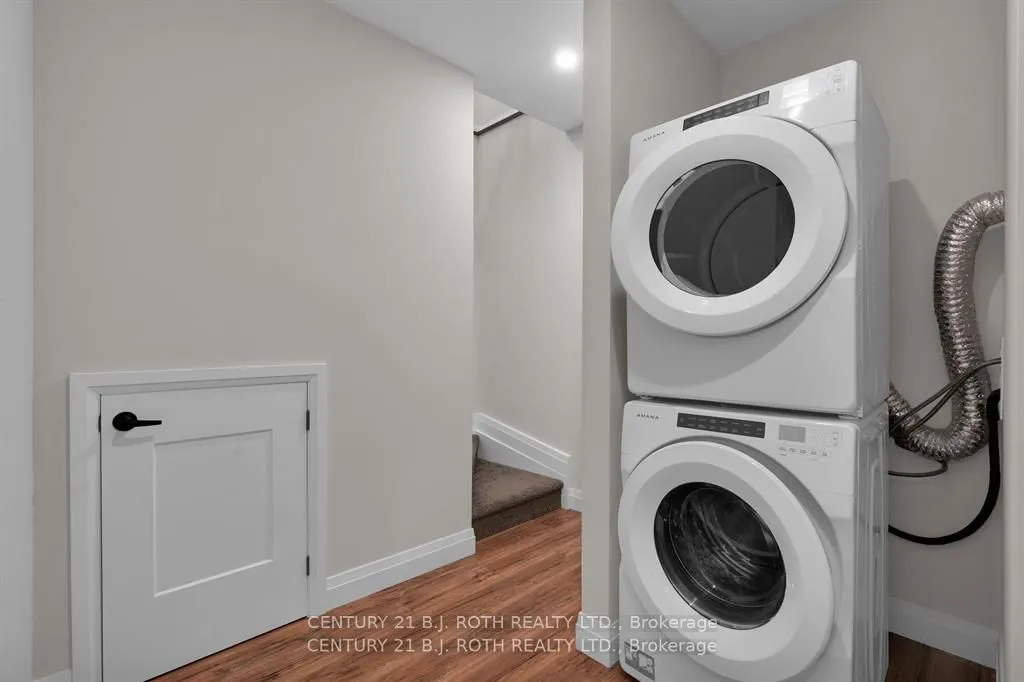 369 Mississaga St W