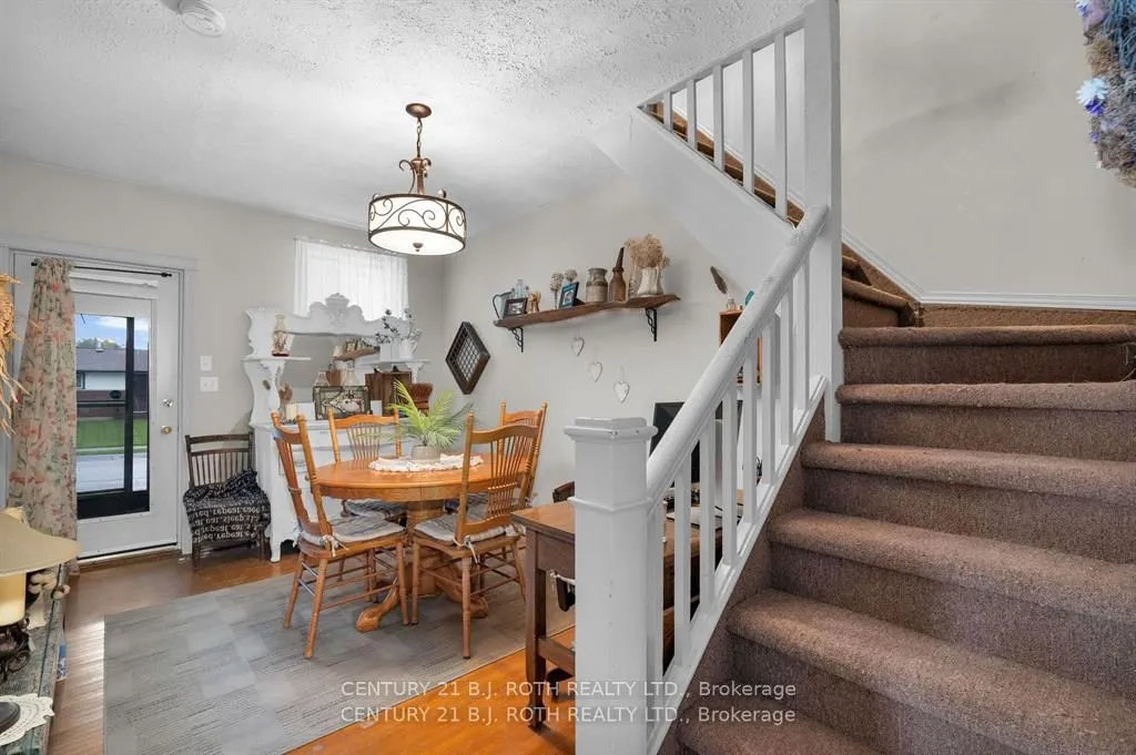 369 Mississaga St W