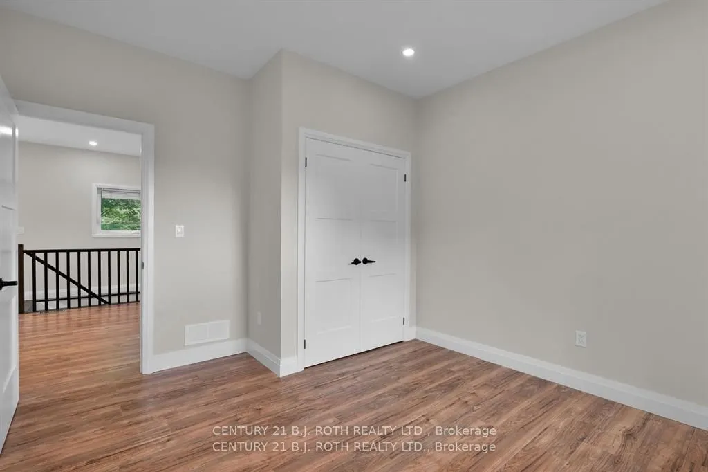 369 Mississaga St W