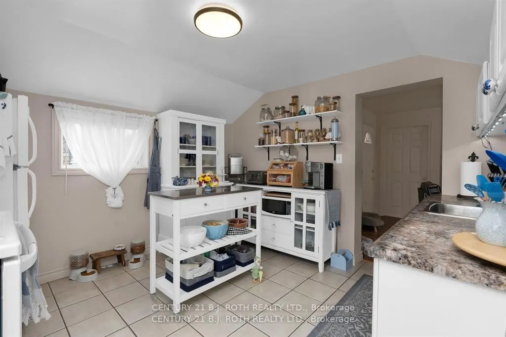 369 Mississaga St W