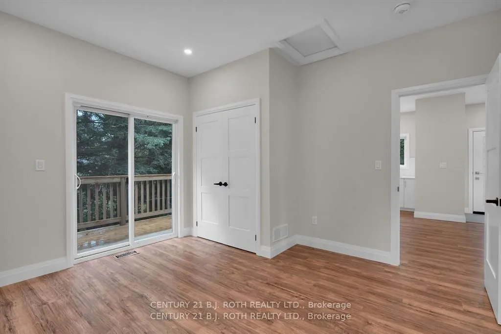 369 Mississaga St W