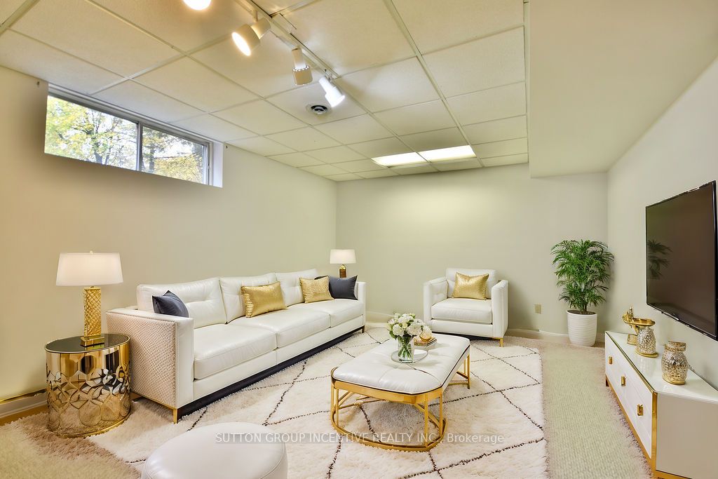 18 Valley Dr