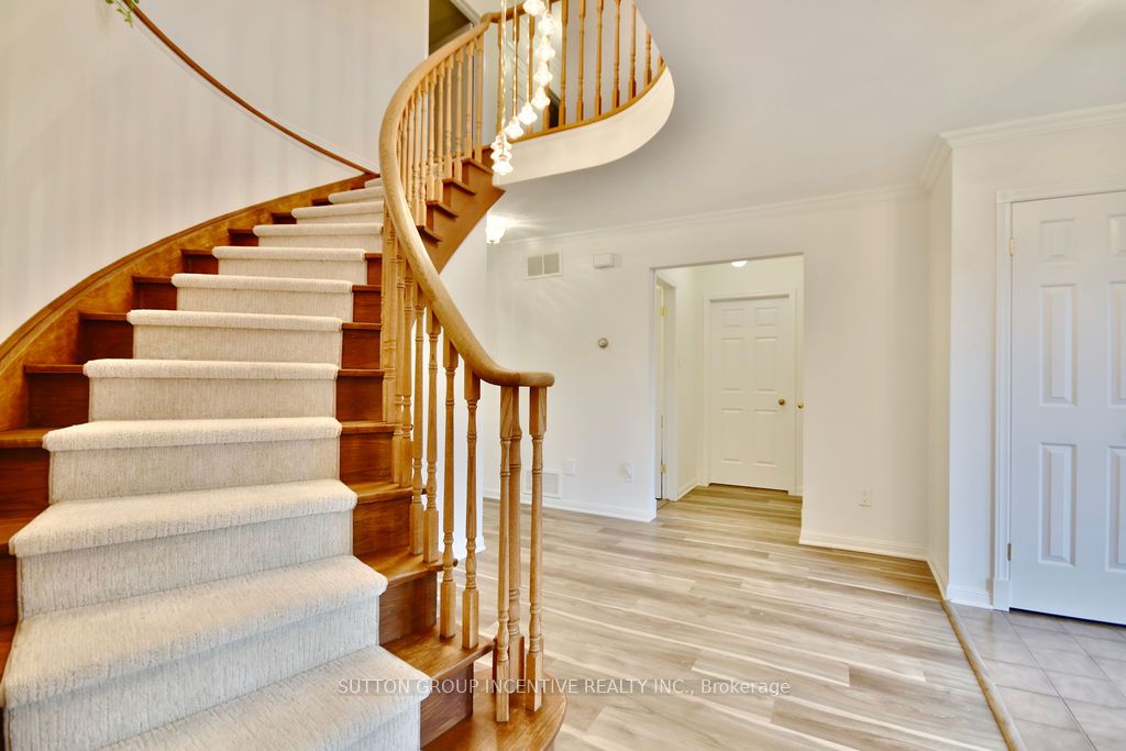 18 Valley Dr