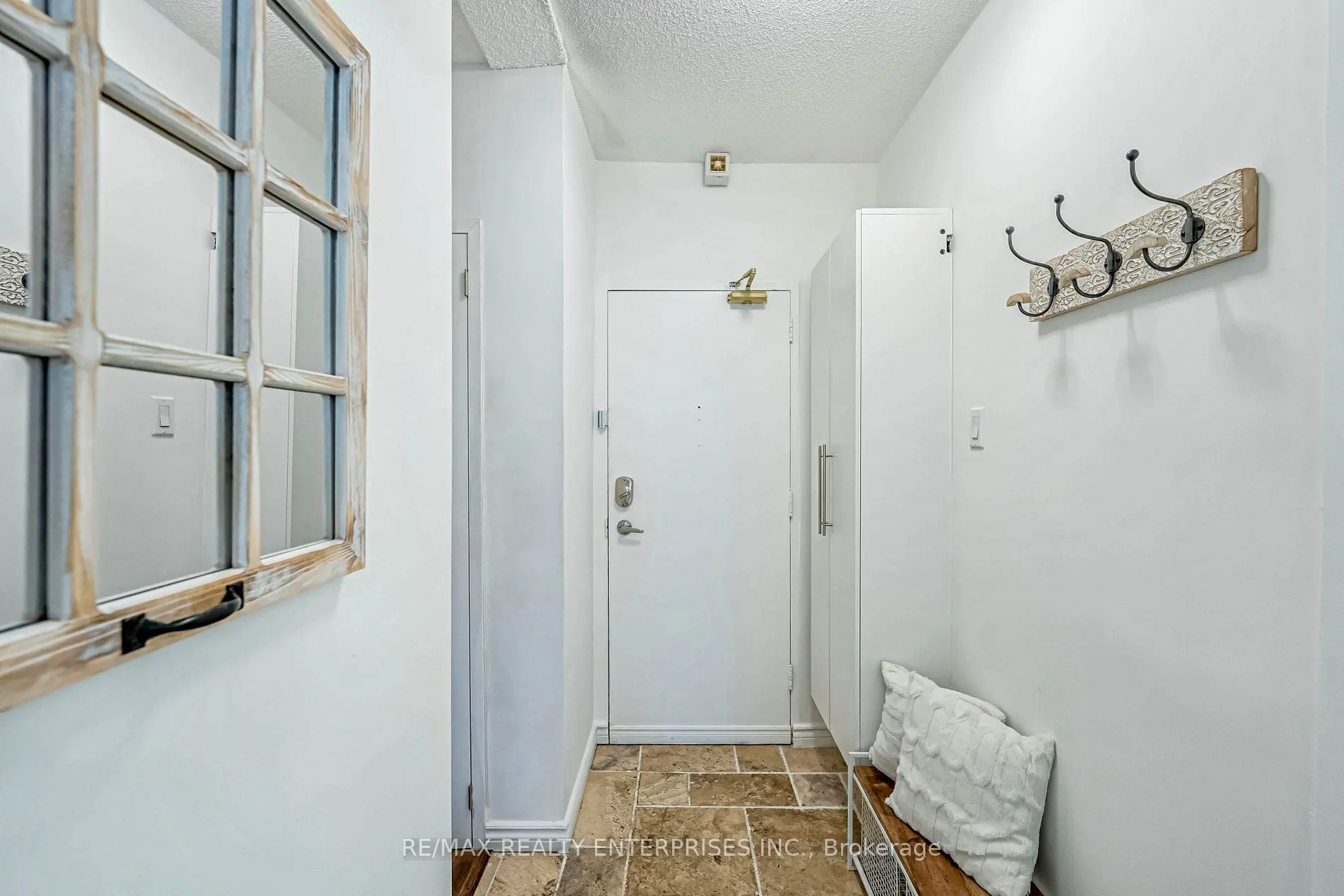 49 Queen St E, #101