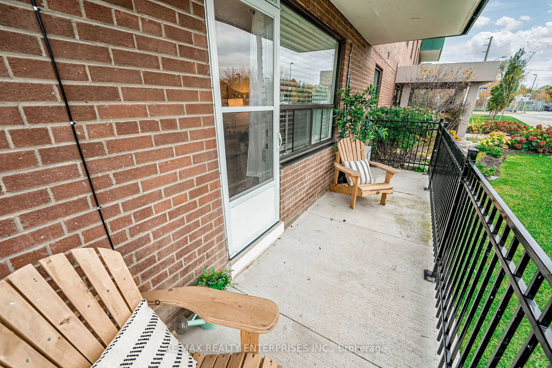 49 Queen St E, #101