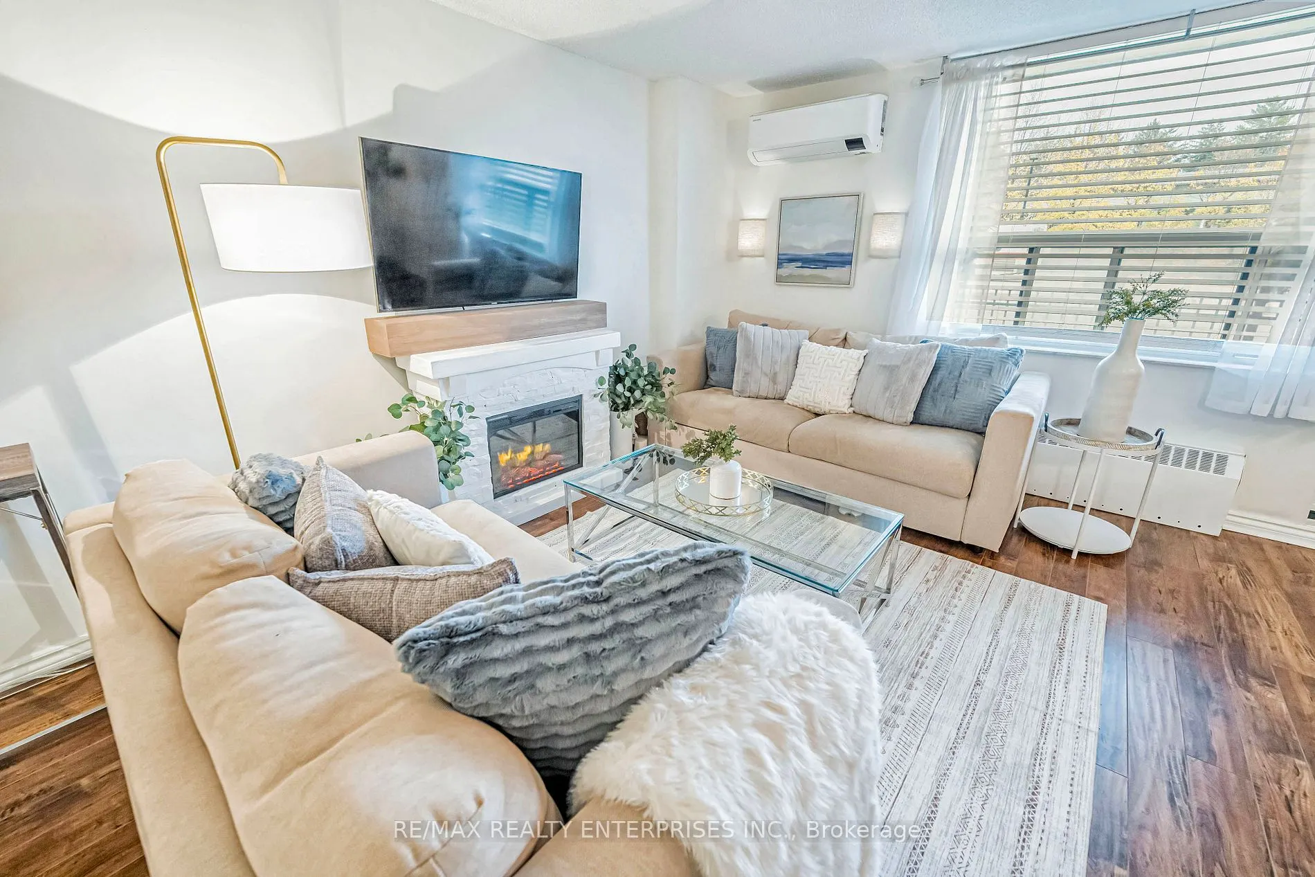 49 Queen St E, #101