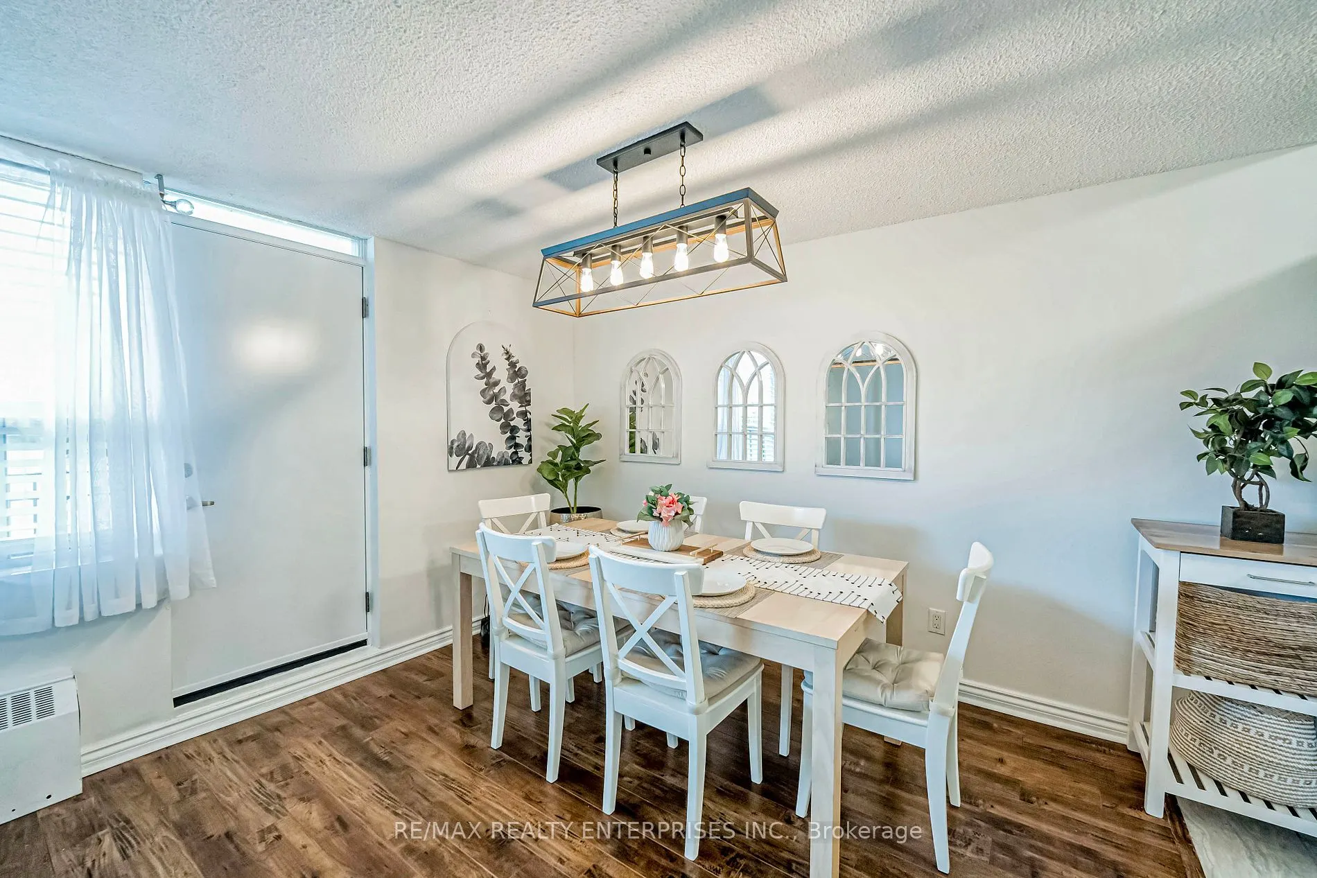49 Queen St E, #101