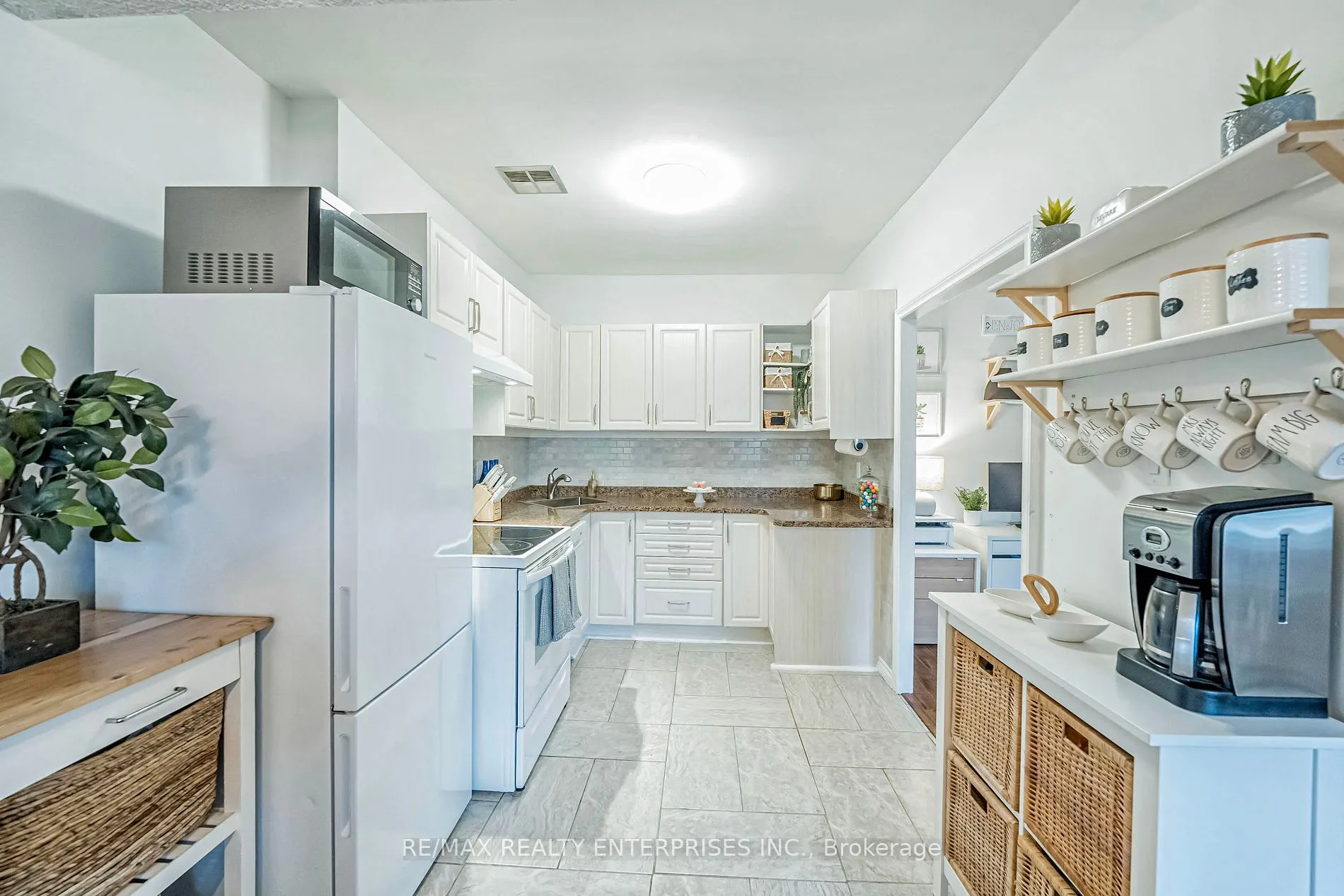 49 Queen St E, #101