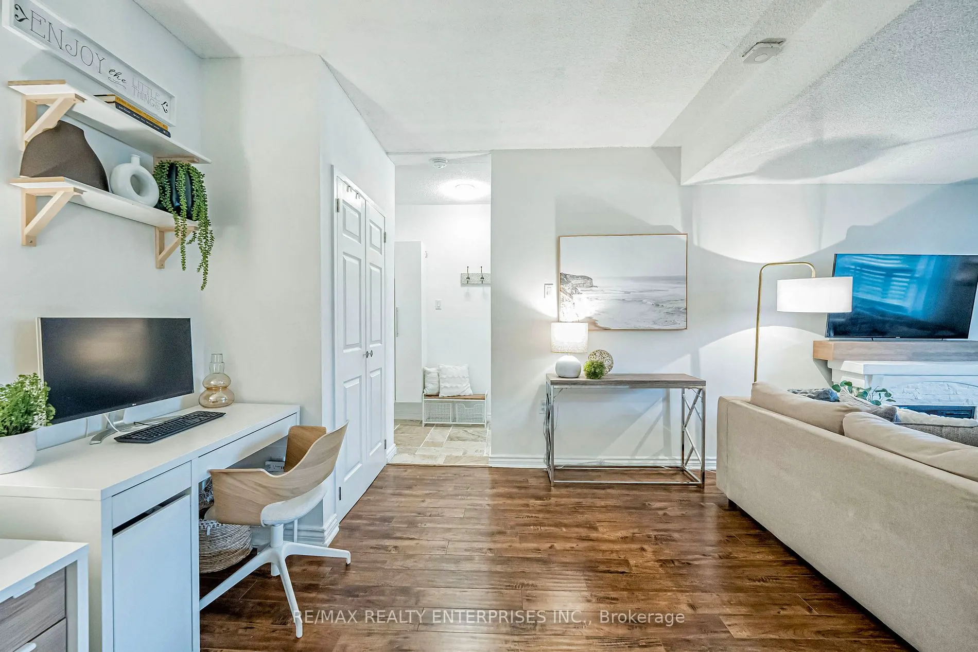 49 Queen St E, #101
