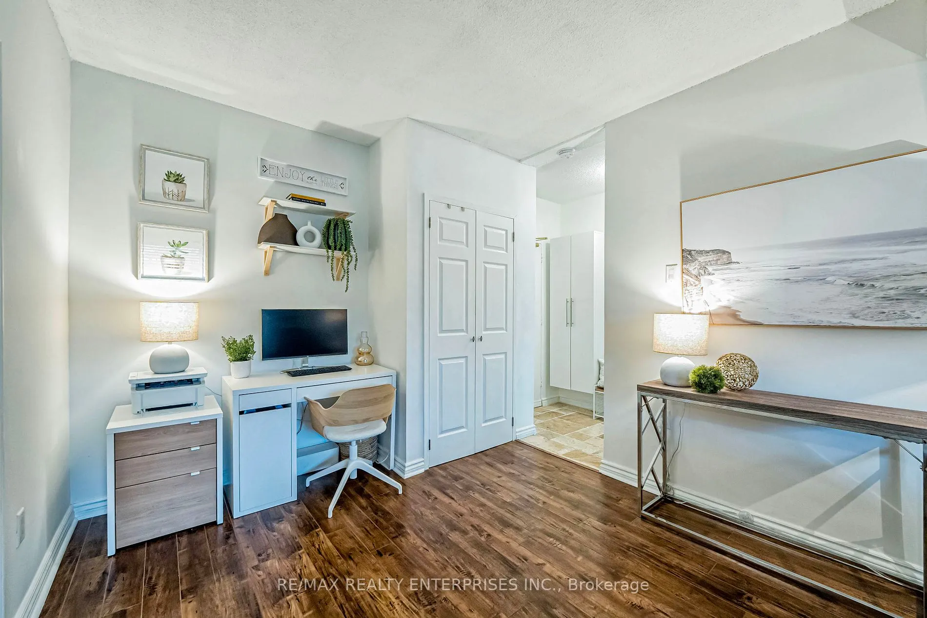 49 Queen St E, #101