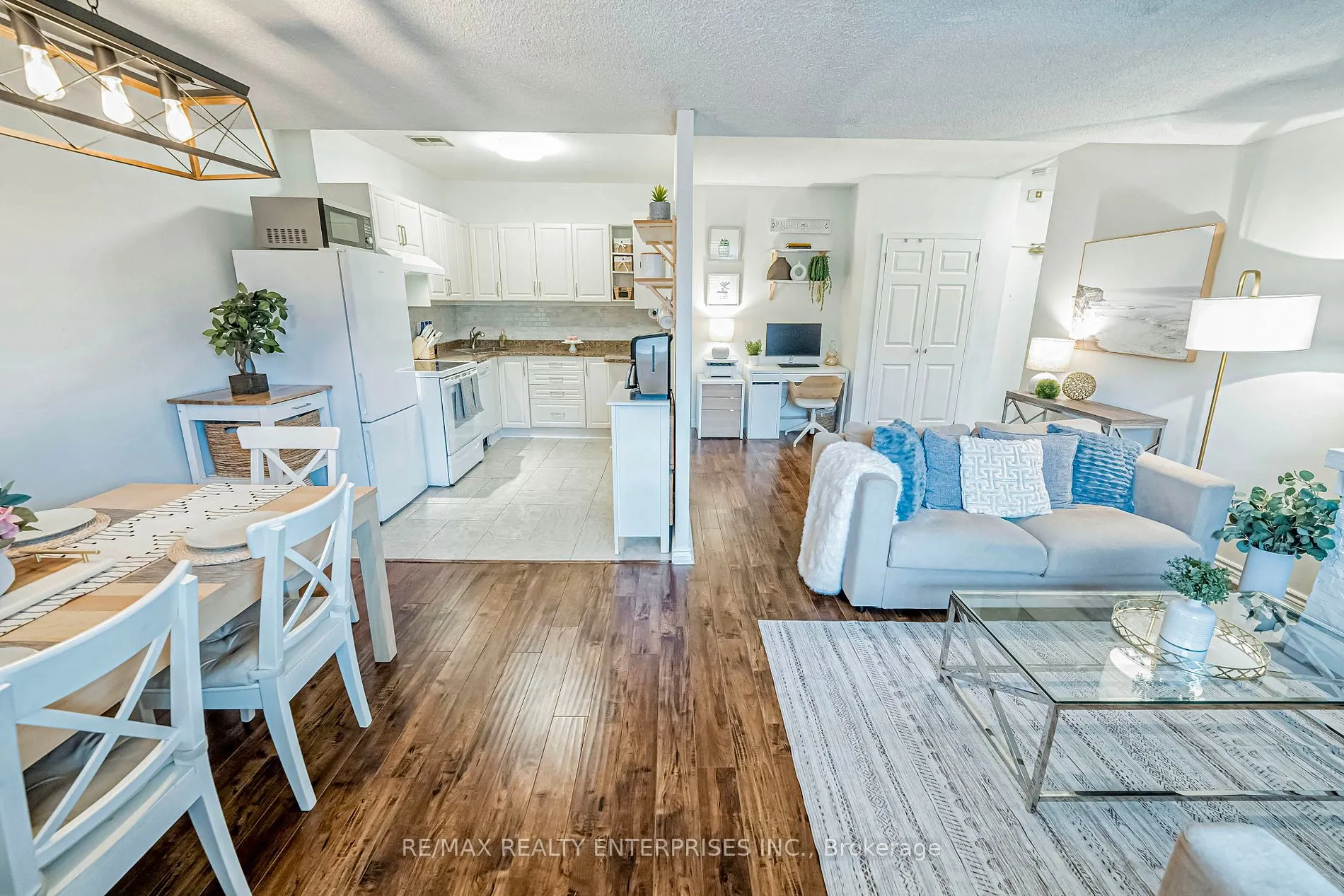 49 Queen St E, #101
