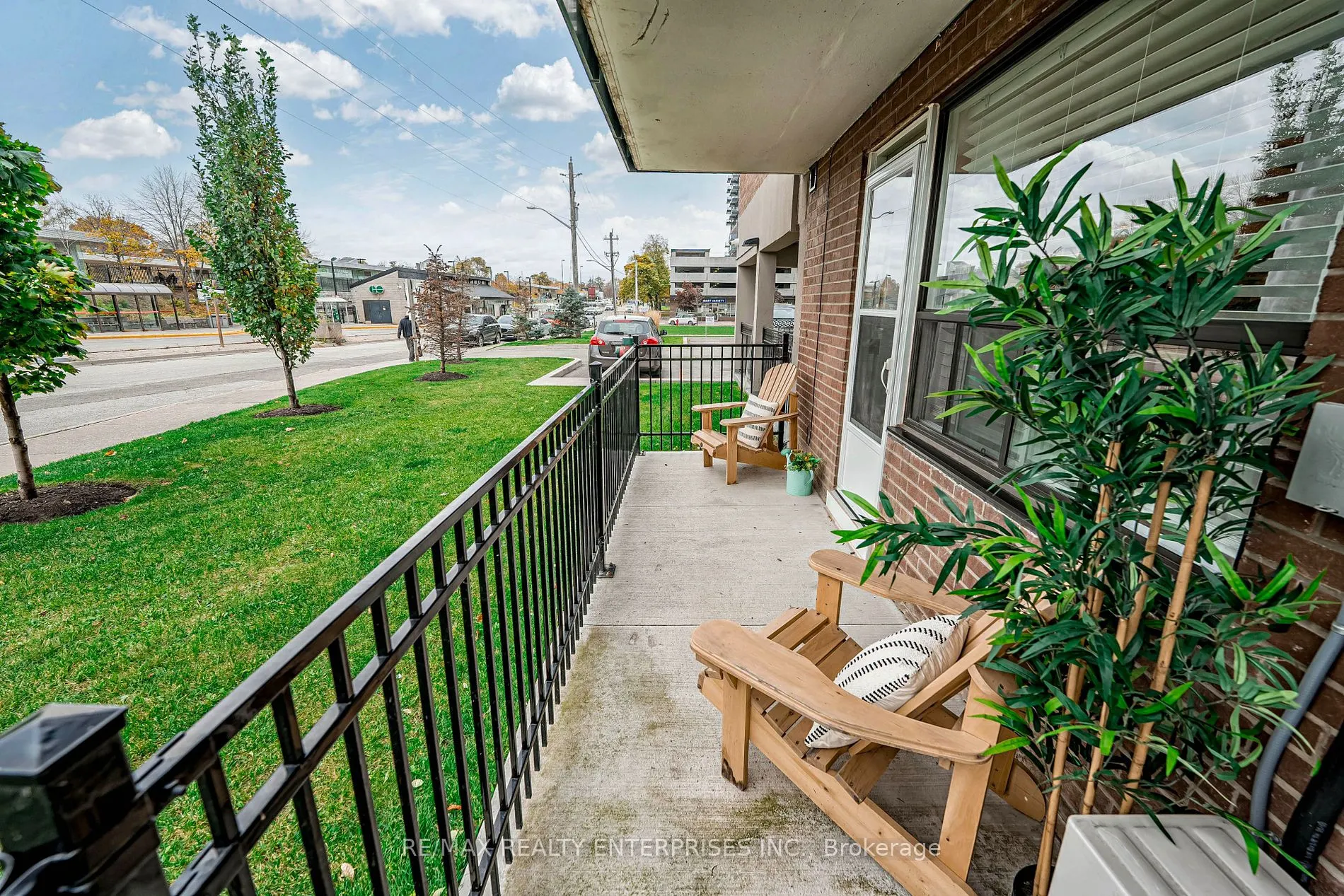 49 Queen St E, #101
