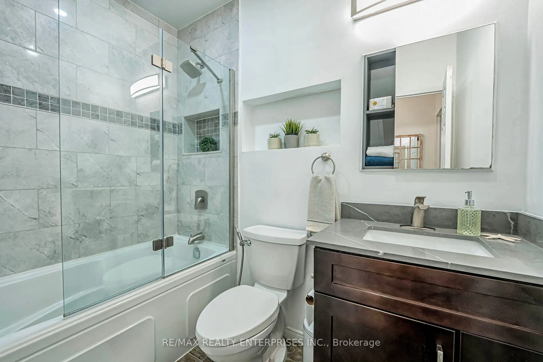 49 Queen St E, #101