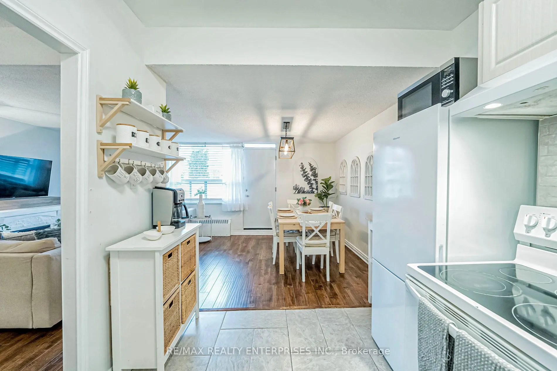 49 Queen St E, #101