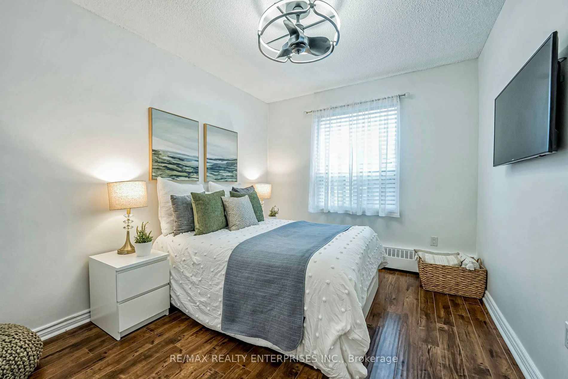 49 Queen St E, #101