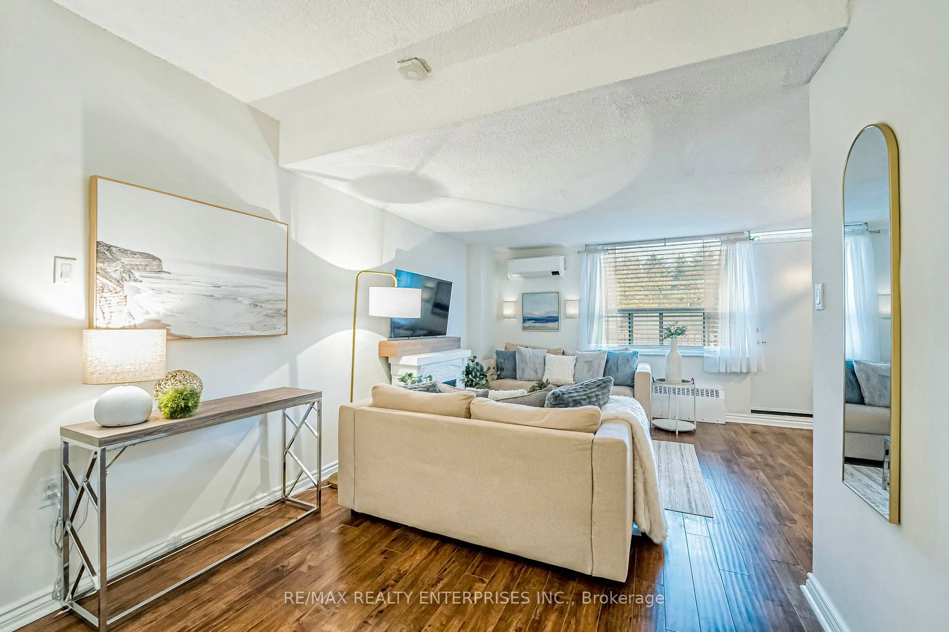 49 Queen St E, #101