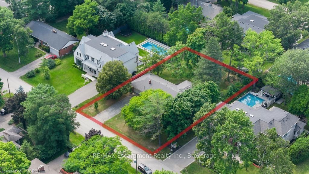 2063 GLENFOREST Cres