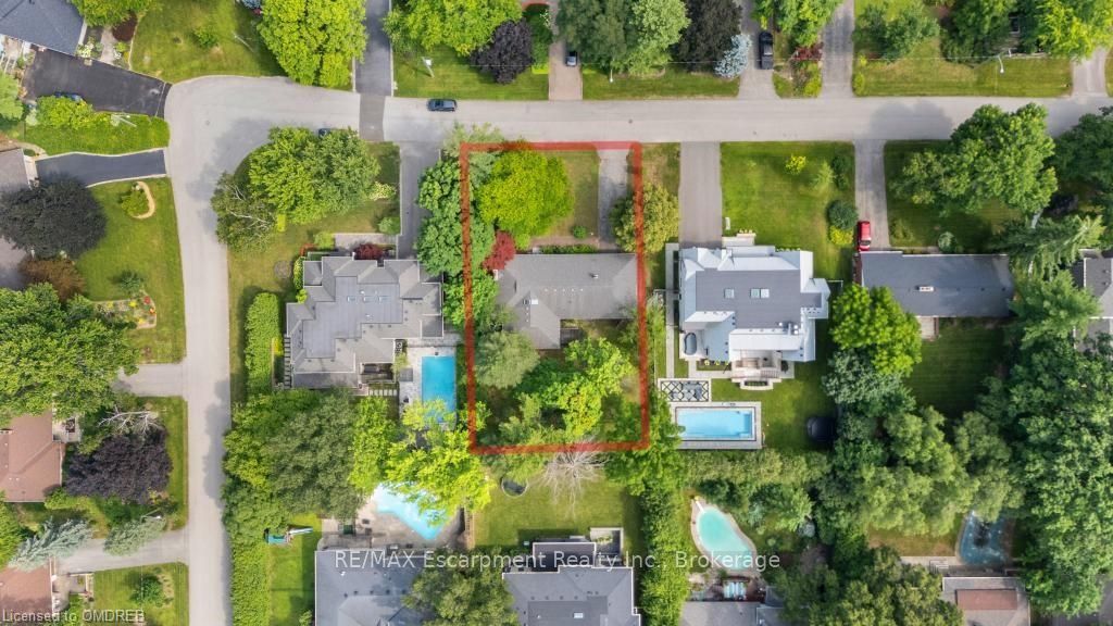 2063 GLENFOREST Cres