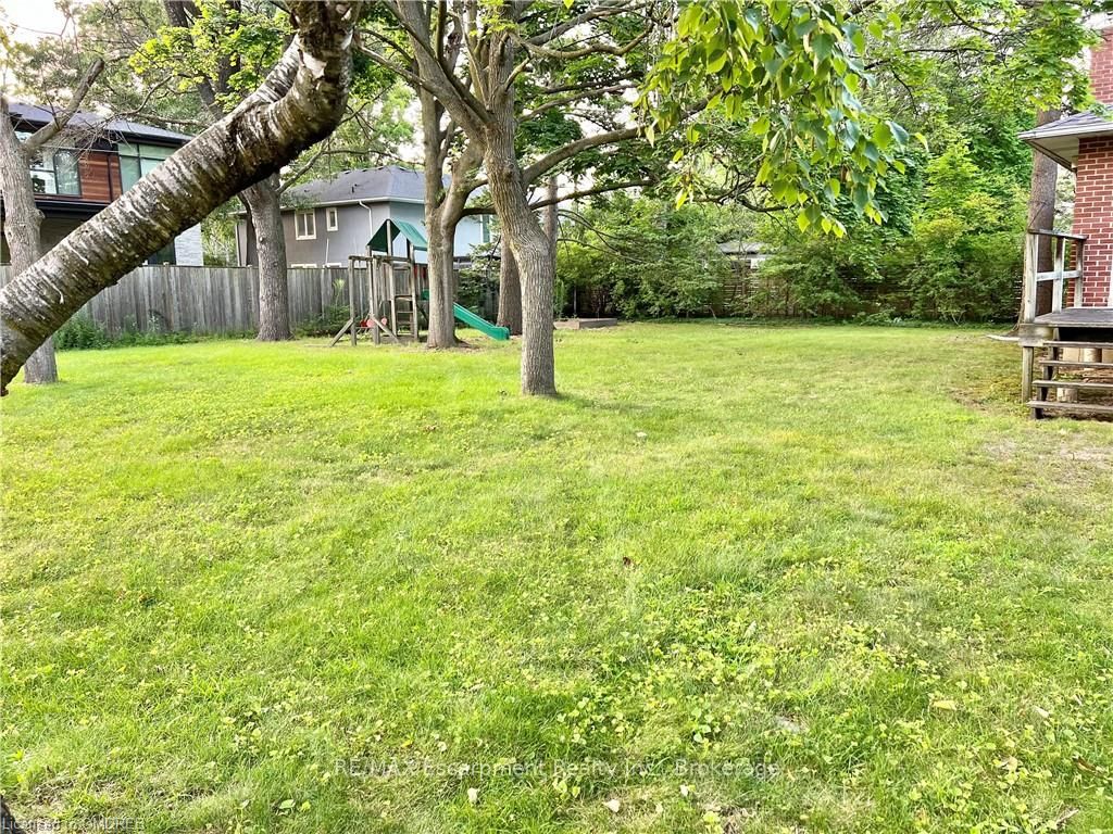 2063 GLENFOREST Cres
