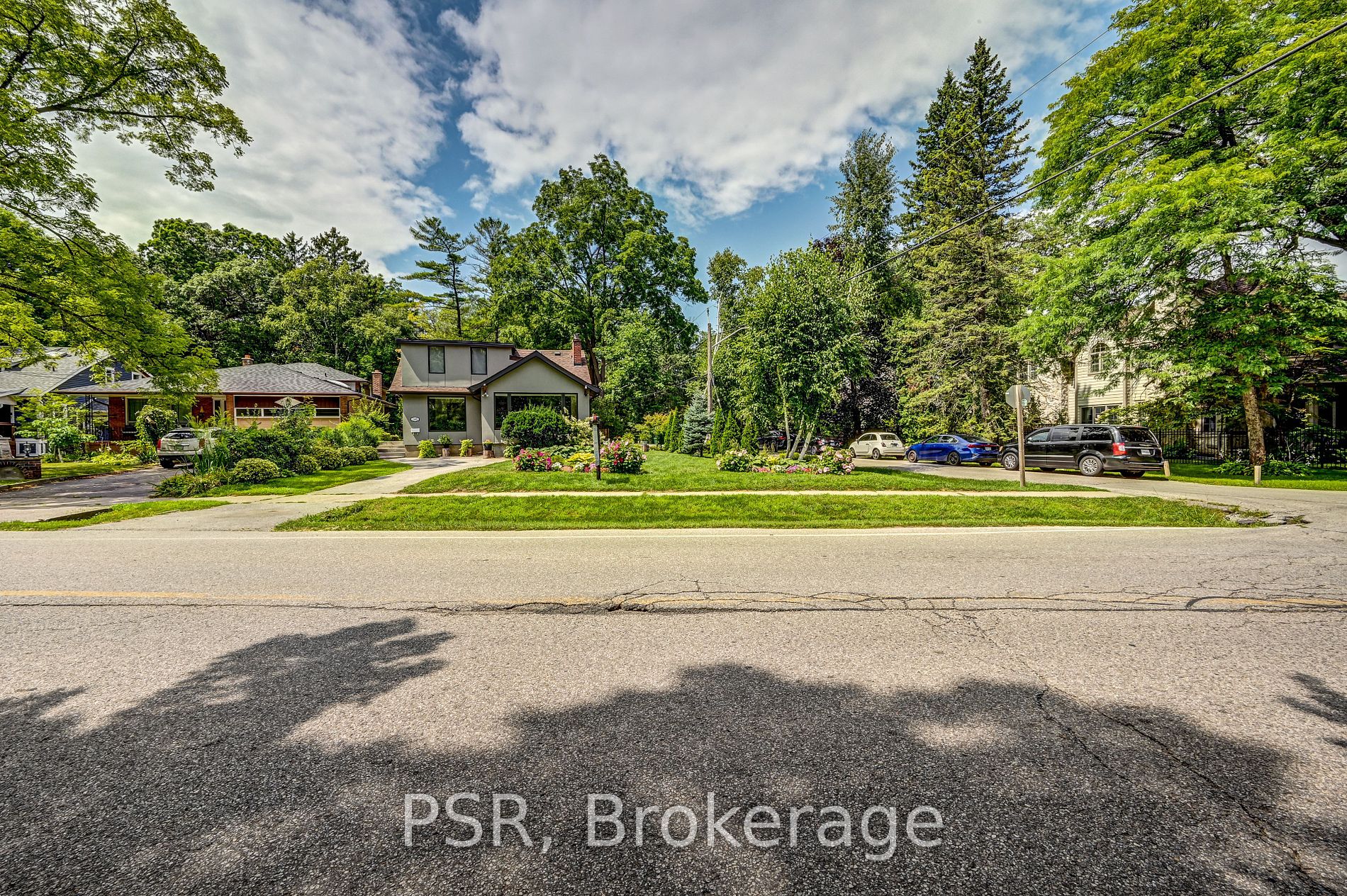 105 Mineola Rd W