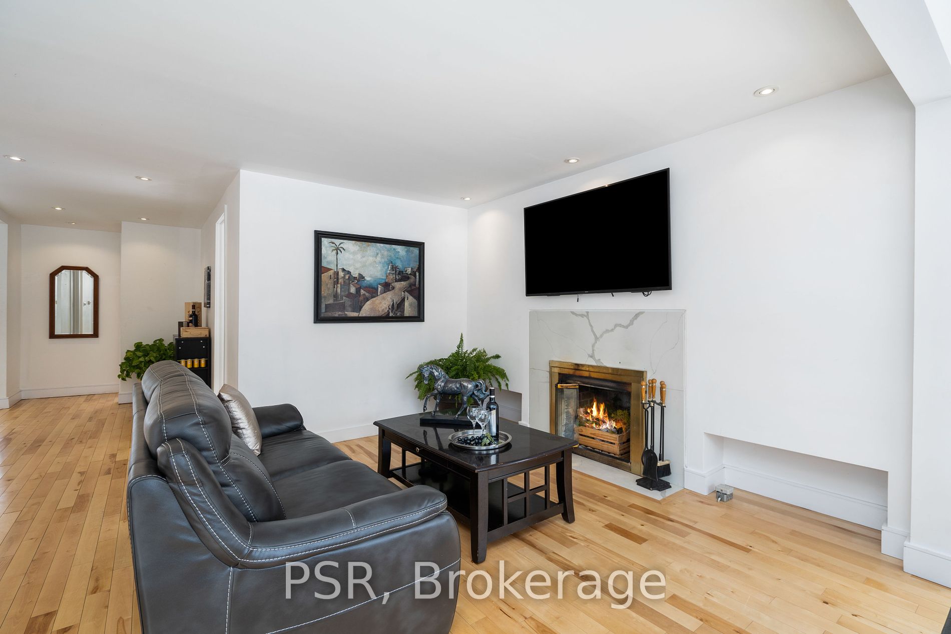 105 Mineola Rd W