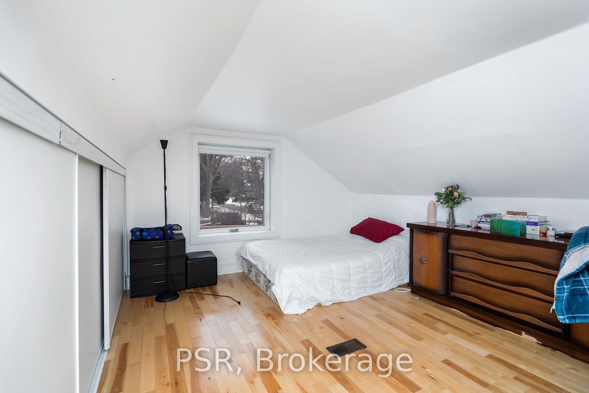 105 Mineola Rd W